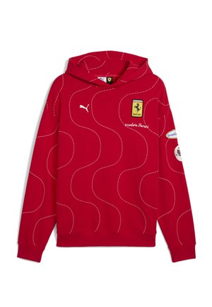 Sweat à capuche rouge avec des motifs de vagues blanches brodés, patch logo Ferrari, logo Puma, texte "scuderia Ferrari" et patchs supplémentaires sur la manche droite.