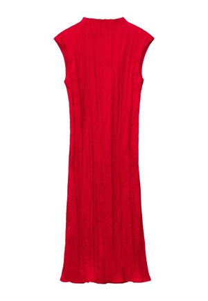 Rotes ärmelloses Kleid mit hohem Ausschnitt, strukturiertem Stoff, vertikalen Falten und fließendem, knöchellangem Design. Keine sichtbaren Verschlüsse oder Verzierungen.
