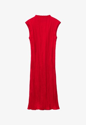 Rotes ärmelloses Kleid mit hohem Ausschnitt, strukturiertem Stoff, vertikalen Falten und fließendem, knöchellangem Design. Keine sichtbaren Verschlüsse oder Verzierungen.