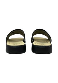Sandali neri con due fasce larghe, un plantare imbottito beige e una suola nera strutturata. Design semplice, adatto per l'abbigliamento casual.