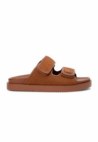 Sandale marron à enfiler avec deux brides velcro réglables et semelle plate striée, conçue pour un usage décontracté.