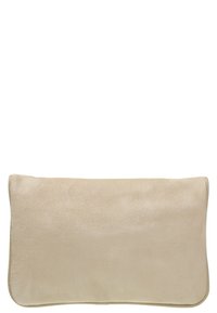 Sac à main en suède synthétique beige avec une texture lisse, de forme rectangulaire et aux bords arrondis. Présente un design simple et minimaliste.
