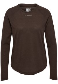 Brun långärmad skjorta med rund hals, texturerad tyg, raglansärmar och synlig logga på bröstet. Slät yta och avslappnad design.