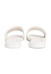 Τα λευκά σανδάλια με λουράκι διαθέτουν λεία, ματ επιφάνεια με επενδεδυμένο λουράκι και ανατομική σόλα. Η σόλα είν αι επίπεδη και ελαφρώς υφή για καλή πρόσφυση.