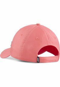 Gorra de béisbol rosa hecha de tela texturizada, con un visor curvado, correa ajustable en la parte posterior y una etiqueta de logo en el costado.