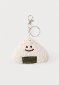 Portachiavi morbido e soffice a forma di onigiri, bianco con un volto sorridente e cuciture marroni. Presenta un dettaglio in feltro verde. Chiusura metallica.