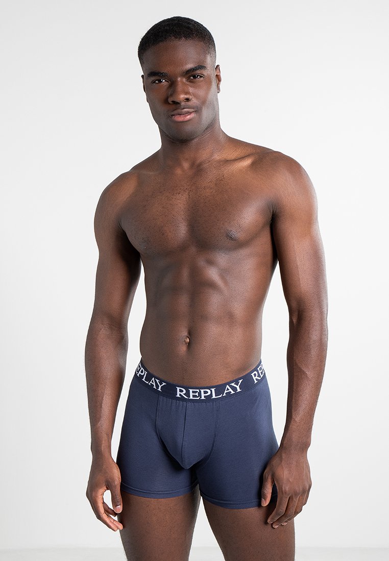 Boxers de algodón azul marino con una cinturilla elástica de marca que presenta "REPLAY" en blanco. Diseño ajustado y textura suave.