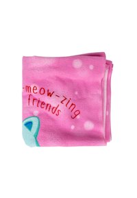 Couverture en polaire rose avec un accent bleu clair, affichant un design textuel portant l'inscription « meow-zing friends » en rouge. Texture douce, soigneusement pliée.