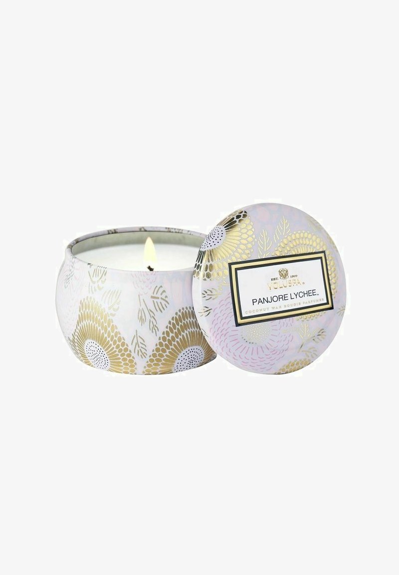Kokosvaxljus i en rund, vit behållare med gyllene och rosa blommönster. Locket har en etikett som står "Panjore Lychee."