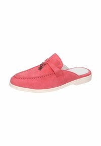 Rosa mockaskinn slip-on sko med rund tå, sydd detaljer och ett dekorativt bälte med en metallaccent. Platt vit sula.