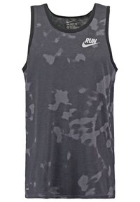 Débardeur athlétique gris foncé sans manches avec un motif tie-dye gris clair et un logo Nike blanc avec le texte "RUN" sur le côté supérieur gauche de la poitrine.