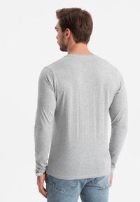 Grijze T-shirt met lange mouwen van een katoenmix, heeft een ronde hals en toont een gladde textuur met een regular fit.