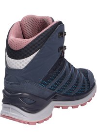 Hüfthohter Wanderschuh in Marineblau mit pinken Akzenten. Verfügt über Netzpaneele, strukturierten Stoff und eine robuste Gummisohle mit Profil.
