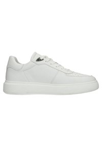 Weiße Ledersneaker mit flacher Gummisohle, abgerundeter Zehenpartie und Schnürverschluss. Verfügt über Perforationen an den Zehen und gestepptes Detail.