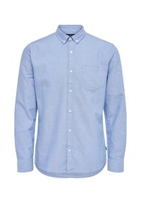 Hellblaues Langarmhemd aus Baumwollstoff mit Button-Down-Kragen, einer Brusttasche und einem abgerundeten Saum.