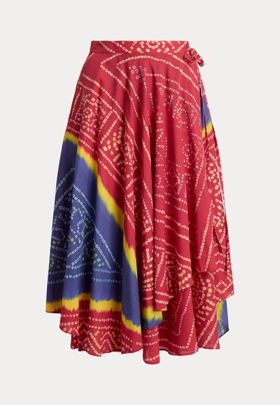 Midi-kietaisuhame, jossa on punainen, sininen ja keltainen batikkikuvio, valkoisilla geometrisilla pilkkukuvioilla ja epäsymmetrisellä helmalla.