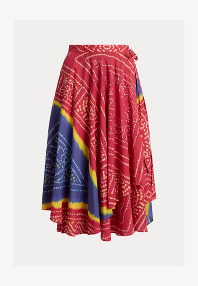 Midi-kietaisuhame, jossa on punainen, sininen ja keltainen batikkikuvio, valkoisilla geometrisilla pilkkukuvioilla ja epäsymmetrisellä helmalla.