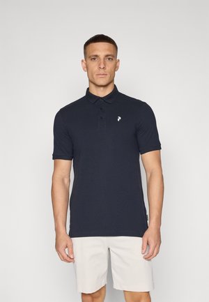 Navyblaues Poloshirt mit Kragen, drei Knöpfen und einem weißen Logo auf der linken Brust. Kurze Ärmel und eine glatte, leicht taillierte Textur.