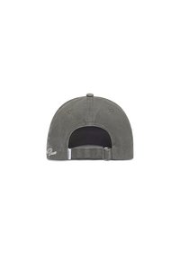 Grau baseball cap mit einem gebogenen Schirm, verstellbarem Riemen und gesticktem Branding. Aus einem Stoff mit glatter Textur und minimalen Details gefertigt.
