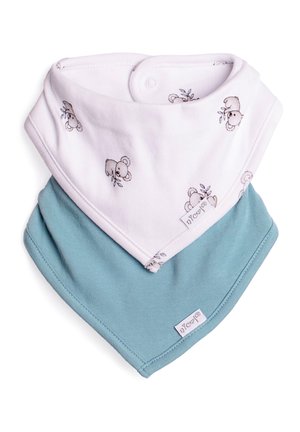 Dwa śliniaki dla niemowląt, jeden biały z małymi nadrukami koali, drugi jednolity jasnoniebieski, oba trójkątne z zapięciami na zatrzaski.