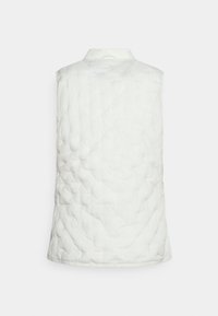 Vadderad vit ärmlös väst med ett kviltat mönster, som har en mjuk krage och en ren, minimalistisk design. Endast bakvy.