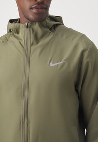 Nike Performance FORM - Jachetă outdoor - medium olive/reflective silver