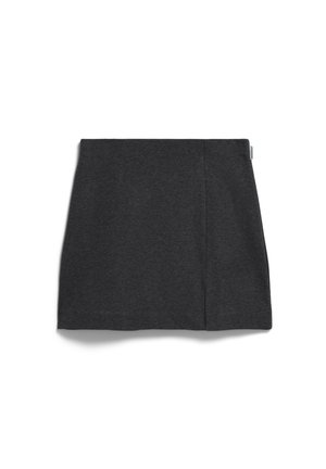 Koolgrijze, knie-lange, recht gesneden rok met een klein zijlabel, plat weergegeven op een witte achtergrond.