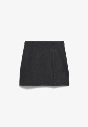 Koolgrijze, knie-lange, recht gesneden rok met een klein zijlabel, plat weergegeven op een witte achtergrond.