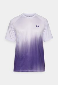 Camiseta atlética de manga corta en degradado blanco y púrpura, fabricada con material suave y textura de puntos. Presenta el logo de Under Armour.