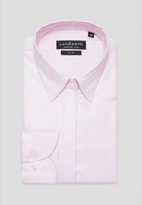 Jasnoróżowa koszula slim fit z teksturowanej tkaniny, z klasycznym kołnierzykiem, zapięciem na guziki na mankietach oraz metką marki wewnątrz kołnierza.