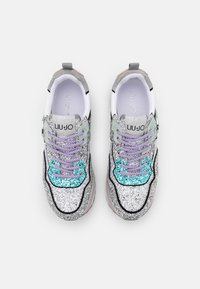 Baskets Liu Jo avec une tige argentée pailletée, des accents en daim gris, des lacets multicolores et un design à bout arrondi.