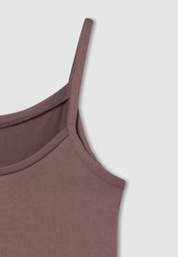 Top con spalline sottili di colore marrone, con una texture morbida simile al cotone e un collo arrotondato. Bordo senza cuciture per un finish pulito.