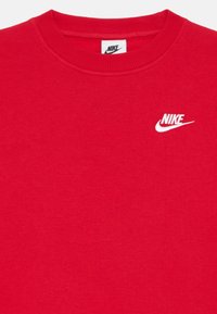 Sweatshirt de algodão vermelho com um decote canelado e um logotipo da Nike branco bordado no peito. Design simples com detalhes mínimos.