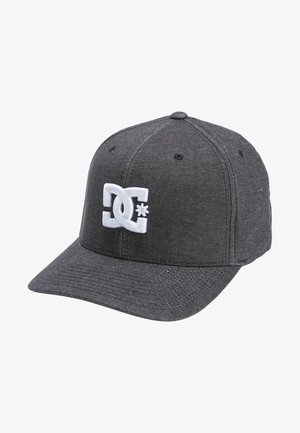 Grau gesteppte Kappe aus Stoff mit strukturiertem Design. Mit einweiß gesticktem Logo auf der Vorderseite und gebogenem Schirm. Sechsteiliger Aufbau.