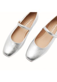 Zapatos Mary Jane metálicos plateados con diseño de punta cuadrada, que cuentan con una correa en el empeine y una textura suave.