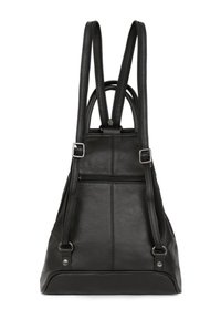 Zaino in pelle nera con doppie cinghie regolabili, tasca posteriore con zip e dettagli di cucitura sottili. Texture liscia, forma triangolare.