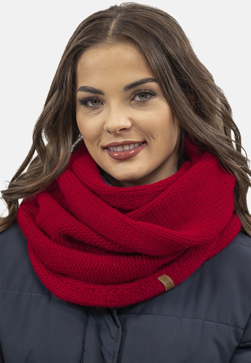 Scarf a forma di infinito lavorato a maglia rossa con una texture spessa e una trama morbida, caratterizzato da un piccolo etichetta del logo su un lato.