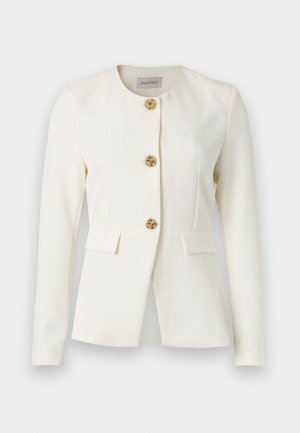 Blazer blanc sur mesure à manches longues, col rond, trois boutons décoratifs dorés en forme de rose, et deux poches à rabat à la taille.