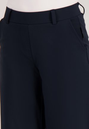 Marineblauwe broek met wijde pijpen en een gladde textuur, voorzien van een platte tailleband, zijzakken en subtiele stikdetails.