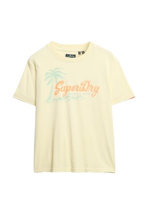 Camiseta amarilla de manga corta hecha de algodón, con un diseño de palmera y el texto "SuperDry" en naranja y teal.