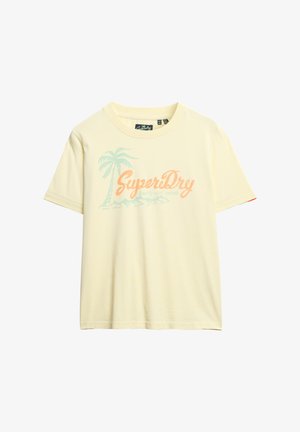Gelbes T-Shirt mit kurzen Ärmeln aus Baumwolle, mit einem Palmen-Design und "SuperDry"-Text in Orange und Türkis.