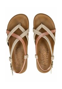 Hnědé ploché sandály s křížovými pásky v béžové a růžové barvě. Nastavitelný pásek na kotníku; měkký materiál s texturovanou vložkou. Název značky uvnitř.