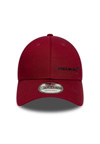 Burgundowa czapka McLaren z wygiętym daszkiem, otworami wentylacyjnymi, regulowanym paskiem i naklejką New Era 9FORTY na przednim daszku.
