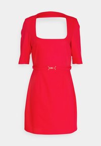Robe rouge à manches courtes avec un col carré et une fine ceinture à la taille, présentée sur un fond blanc uni.