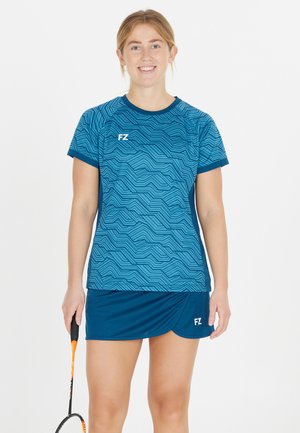 Blå atletisk T-shirt med bølgemønster, korte ærmer og rund hals; parret med en matchende blå nederdel. FZ-logo på begge dele.