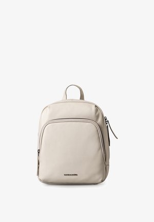 Kleine beige rugzak met een ritsvak aan de voorkant en een bovenhandvat, gemaakt van glad materiaal, rechtopstaand op een witte achtergrond.