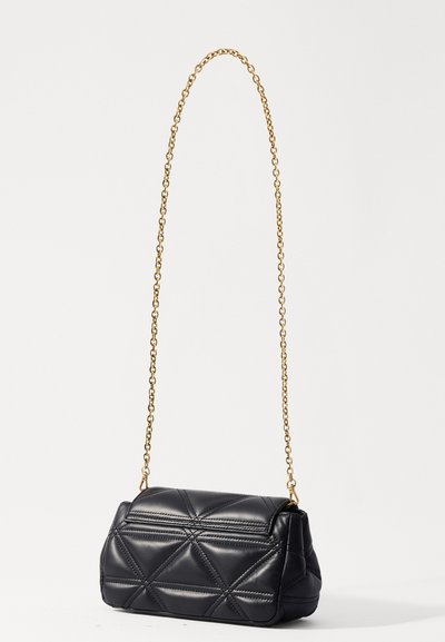 Melna quiltota mākslīgās ādas somiņa ar zelta ķēdītes siksnu, ar taisnstūra formu un diagonālu šuvju rakstu.