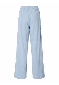 Svetlo modri, široki hlače z subtilno teksturo vertikalnih črt in elastičnim pasom, prikazani na beli podlagi.