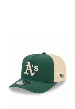 Groene en beige baseballpet met het "A's" logo voorop en een mesh achterkant, schuine aanzicht waarop de gebogen klep en het New Era-logo aan de zijkant te zien zijn.
