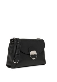 Borsa a tracolla in pelle nera con corpo testurizzato, pattina liscia, hardware in argento e tracolla regolabile. Presenta un prominente chiusura circolare.